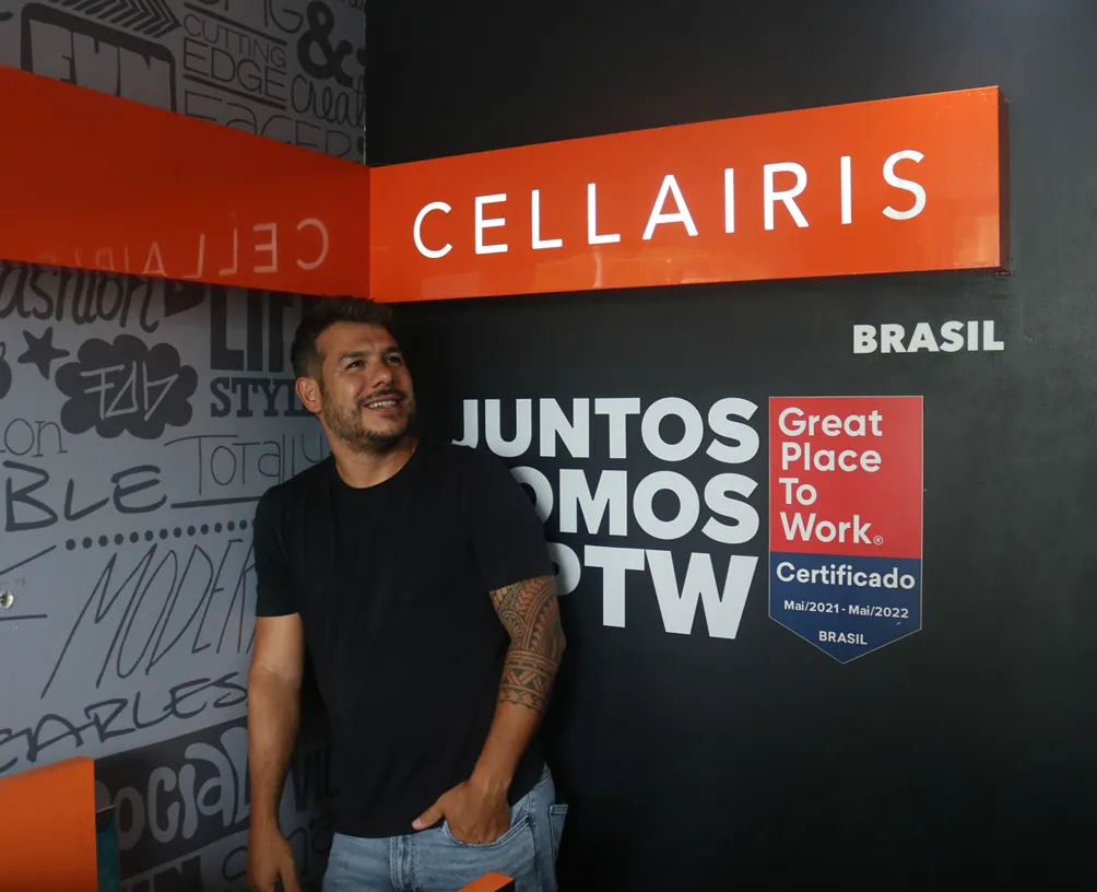 Jonathan Benitez na sede da Cellairis Brasil, ao lado do selo Great Place To Work