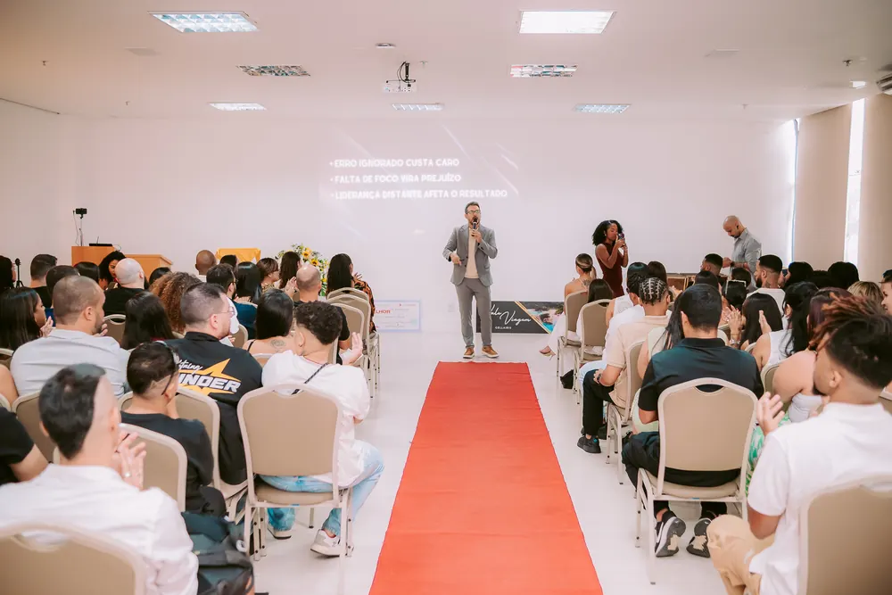 Sala cheia durante treinamento presencial